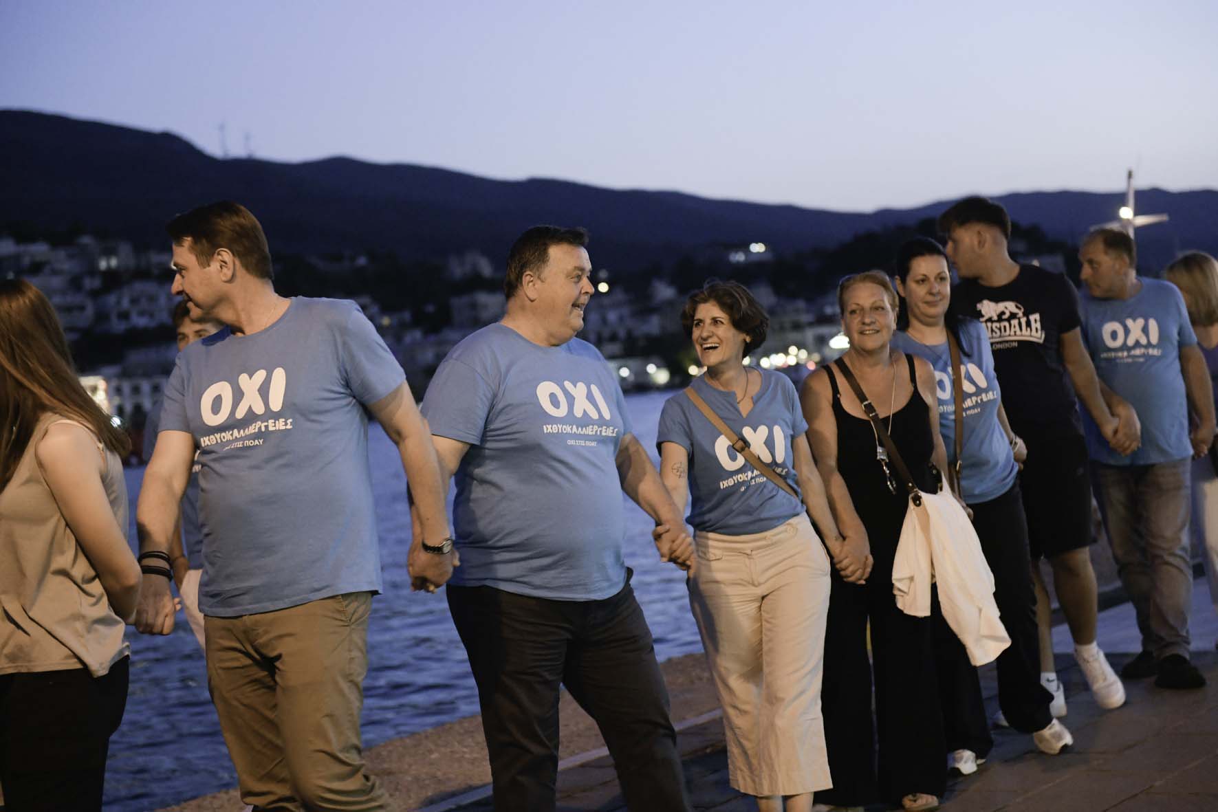 ΧΙΛΙΑΔΕΣ ΠΟΛΙΤΕΣ ΣΤΟΝ ΠΟΡΟ ΚΑΤΑ ΤΗΣ ΑΝΕΞΕΛΕΓΚΤΗΣ ΕΠΕΚΤΑΣΗΣ ΤΩΝ ΙΧΘΥΟΚΑΛΛΙΕΡΓΕΙΩΝ