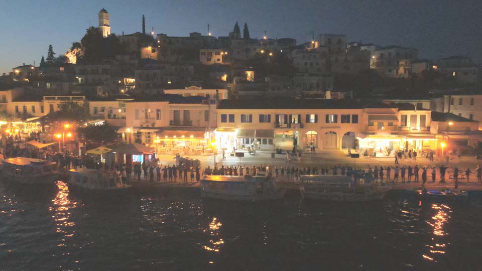 ΧΙΛΙΑΔΕΣ ΠΟΛΙΤΕΣ ΣΤΟΝ ΠΟΡΟ ΚΑΤΑ ΤΗΣ ΑΝΕΞΕΛΕΓΚΤΗΣ ΕΠΕΚΤΑΣΗΣ ΤΩΝ ΙΧΘΥΟΚΑΛΛΙΕΡΓΕΙΩΝ