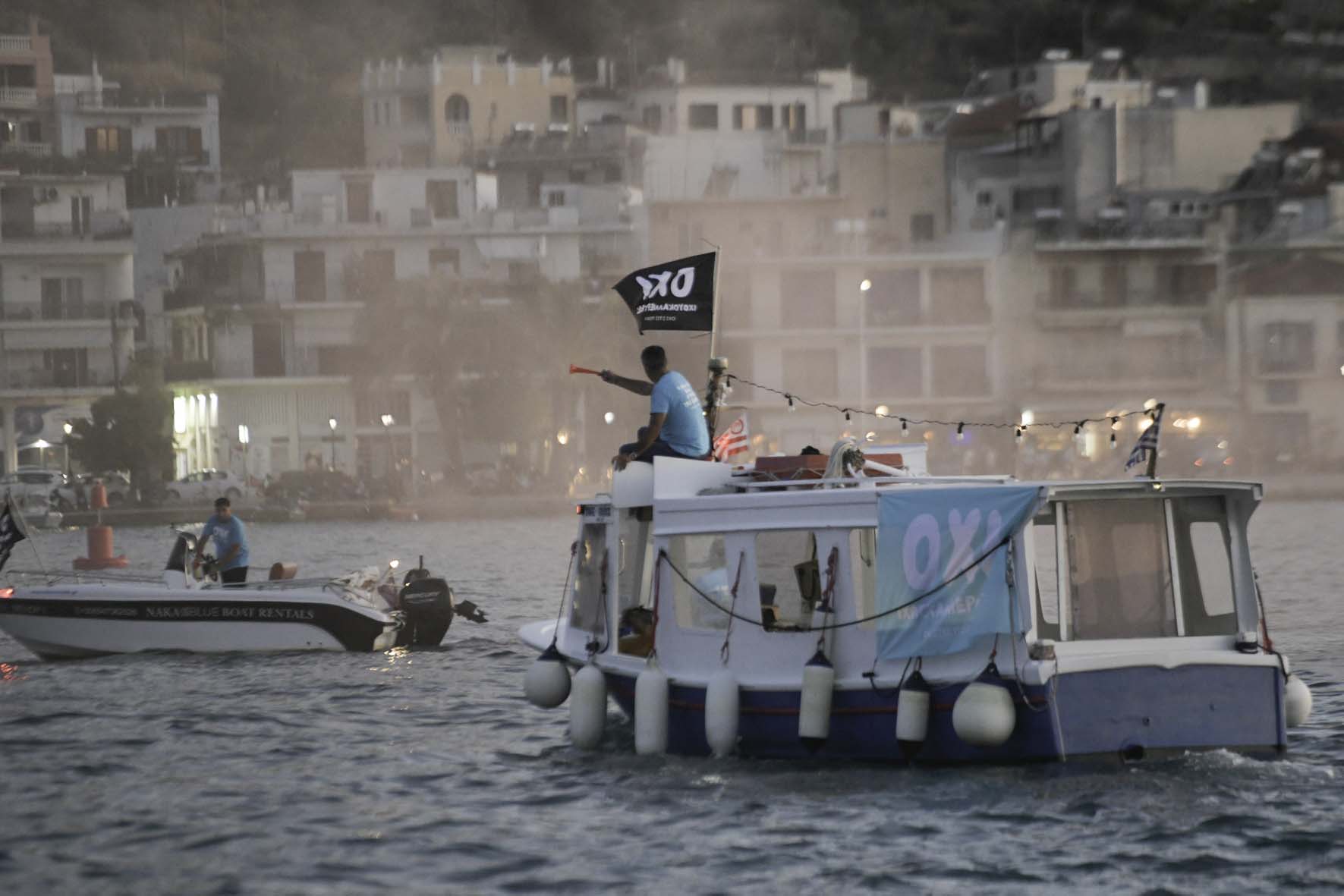 ΧΙΛΙΑΔΕΣ ΠΟΛΙΤΕΣ ΣΤΟΝ ΠΟΡΟ ΚΑΤΑ ΤΗΣ ΑΝΕΞΕΛΕΓΚΤΗΣ ΕΠΕΚΤΑΣΗΣ ΤΩΝ ΙΧΘΥΟΚΑΛΛΙΕΡΓΕΙΩΝ