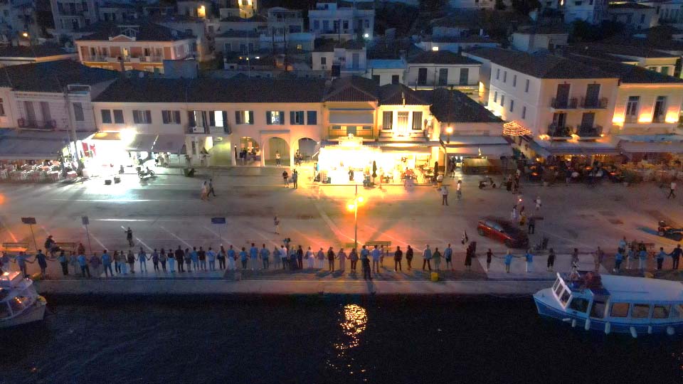 ΧΙΛΙΑΔΕΣ ΠΟΛΙΤΕΣ ΣΤΟΝ ΠΟΡΟ ΚΑΤΑ ΤΗΣ ΑΝΕΞΕΛΕΓΚΤΗΣ ΕΠΕΚΤΑΣΗΣ ΤΩΝ ΙΧΘΥΟΚΑΛΛΙΕΡΓΕΙΩΝ
