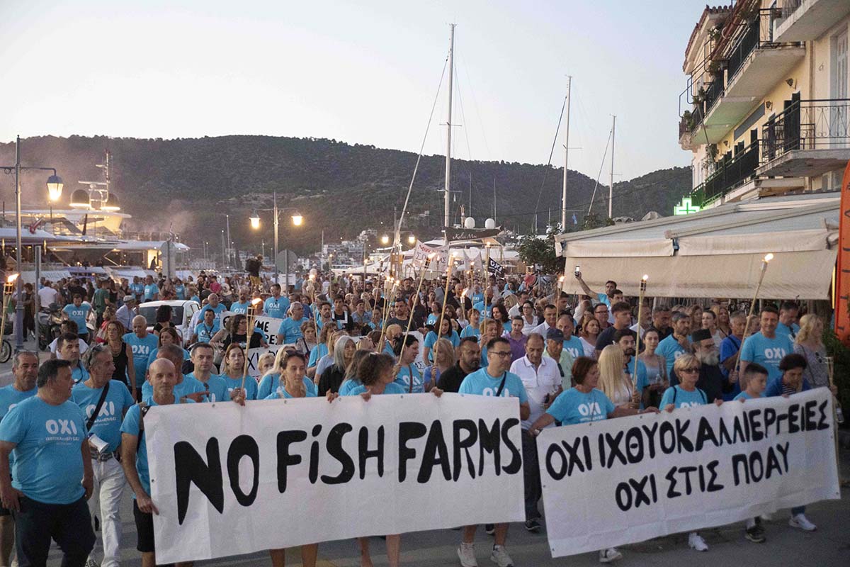 ΧΙΛΙΑΔΕΣ ΠΟΛΙΤΕΣ ΣΤΟΝ ΠΟΡΟ ΚΑΤΑ ΤΗΣ ΑΝΕΞΕΛΕΓΚΤΗΣ ΕΠΕΚΤΑΣΗΣ ΤΩΝ ΙΧΘΥΟΚΑΛΛΙΕΡΓΕΙΩΝ