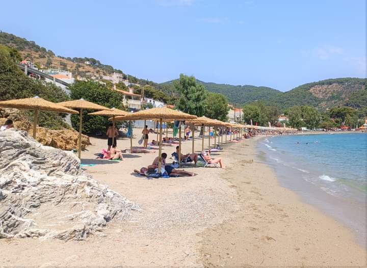 ΤΟΠΟΘΕΤΗΘΗΚΑΝ 65 ΚΟΙΝΟΧΡΗΣΤΕΣ ΟΜΠΡΕΛΕΣ ΣΤΗΝ ΠΛΑΖ ΑΣΚΕΛΙΟΥ ΠΟΡΟΥ